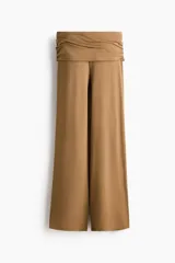 Pantalón de punto fino color tostado, con piernas amplias de corte wide leg y cintura ancha con diseño drapeado.