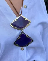 Collar con dije de ágata verde con engarce dorado y cordón de cuero marrón.