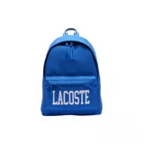 Mochila Lacoste Neocroc azul con logo Lacoste estampado en blanco en el bolsillo frontal.