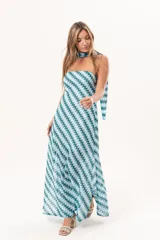 Vestido largo celeste y verde con patrón de zigzag, escote palabra de honor y detalle de lazo al cuello.