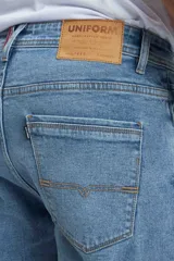 Pantalón jean celeste de corte recto.