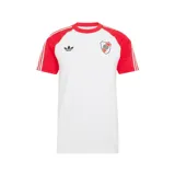 Remera de fútbol Adidas Originals del Club Atlético River Plate, color blanco con mangas raglán rojas y las icónicas tres tiras de la marca en los hombros. Presenta cuello redondo, el logo del trébol de Adidas en el pecho derecho y el escudo del club en el pecho izquierdo.