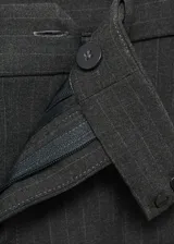 Pantalon de vestir de corte recto y tiro medio, confeccionado en tejido fluido con estampado de raya diplomática. Cuenta con trabillas para cinturón, cierre oculto de botón, gancho y cremallera, y dos bolsillos laterales de ribete.