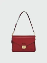 Cartera de cuero color rojo borgoña, estilo bandolera o de hombro, con solapa frontal y cierre metálico dorado. La parte inferior de la solapa presenta un patrón de perforaciones circulares.