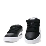 Championes urbanos Puma modelo Park Lifestyle Easy, color negro con detalles en blanco. Presentan una silueta clásica de perfil bajo con cordones anchos, suela de goma blanca y el logo de la marca en el lateral y la lengüeta.