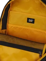 Mochila negra Caterpillar modelo Utility X Backpack, con compartimento principal, bolsillo acolchado para notebook, bolsillos interiores organizadores y detalles en color amarillo en las correas frontales.