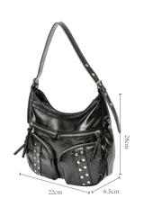 Cartera tipo hobo de poliuretano símil cuero color negro, con diseño slouchy y múltiples bolsillos frontales con cierre y tachas metálicas decorativas. Cuenta con correa ajustable para el hombro y detalles de tiras colgantes en los cierres.