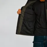 Chaleco inflable negro y verde militar con cierre frontal, bolsillos con cierre y logo de Caterpillar en el pecho.