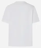 Remera básica de manga corta y cuello redondo, confeccionada en algodón suave y resistente. Presenta un diseño liso y corte clásico.