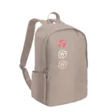 Mochila urbana Topper color beige, con compartimento principal con cierre y bolsillo lateral. Presenta un diseño minimalista con el logo de la marca estampado verticalmente en el frente en tres tonos distintos.