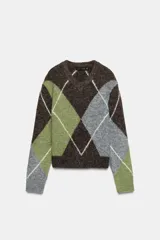 Jersey de cuello pico y manga larga, con estampado de rombos en tonos marrón, verde y gris, y acabados en rib.