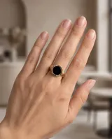 Anillo de plata y oro 18k con diseño central redondo y piedra de ónix negra.
