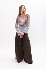 Buzo de tejido de punto con diseño de rayas verticales en tonos marrón y gris claro, de corte crop, cuello redondo y mangas largas con puños acampanados.