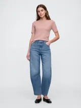 Remera de tejido rib con cuello redondo y mangas cortas, de corte ajustado al cuerpo.