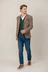 Saco de vestir con diseño de espiga en color marrón, confeccionado en mezcla de lana y seda. Presenta solapas clásicas, cierre frontal de dos botones y bolsillos laterales con solapa.