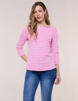 Remera semi entallada de algodón con elastano, con estampado de rayas horizontales blancas y rosadas, escote bote y mangas tres cuartos de corte raglán.