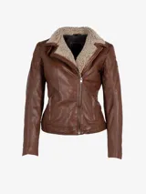 Chaqueta de cuero marrón con cuello de piel sintética color crema, cierre frontal con cremallera y bolsillos laterales.