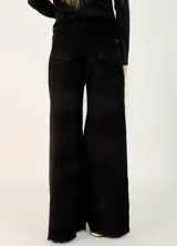 Pantalon de pana de corte recto y tiro medio, con diseño de pierna ancha y ruedo desflecado. Cuenta con cierre frontal y bolsillos laterales.