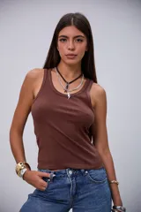 Musculosa básica de morley color chocolate, con cuello redondo y tirantes anchos.