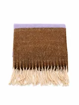 Bufanda rectangular de tejido de punto con diseño bicolor, presentando una franja superior en color lila y el cuerpo principal en color marrón con textura jaspeada. Finaliza con flecos largos en color crema en ambos extremos.