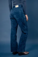 Pantalón de cuero ovino italiano color crema, de corte recto con tajos laterales en el ruedo.