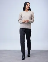 Buzo de lana melange color tostado, con cuello redondo y mangas largas.