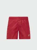 Short de baño rojo de poliéster con cintura elástica y logo de la marca en el ruedo.