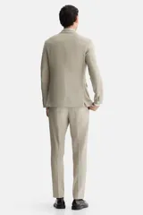 Blazer slim fit de botonadura sencilla en color beige, con solapas de muesca, bolsillos con solapa y cierre de botones.