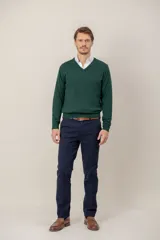 Sweater de cuello en V confeccionado en lana merino, de diseño clásico y corte regular con puños y ruedo acanalados.