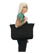 Bolso tipo tote bag JanSport Daily Tote en color negro, con asas dobles de hombro, cierre superior y un bolsillo frontal abullonado con el parche clásico de la marca.