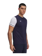 Remera deportiva Under Armour de la colección Challenger, diseñada para fútbol. Presenta un cuerpo en color azul marino con mangas cortas en color blanco y ribetes oscuros. Incluye el logo de la marca estampado en el pecho.