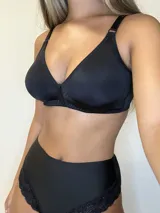 Corpiño reductor sin aro, confeccionado en lycra con escote en V. Presenta laterales anchos para mayor contención y breteles ajustables.