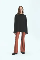 Pantalón semi oxford de tiro alto confeccionado en ecocuero croco color ladrillo, con cierre invisible en el lateral y recorte arriba de la rodilla.