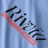 Remera celeste con estampa frontal de la marca Rivvia en negro y rojo.