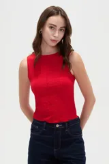Musculosa de poliéster color rojo, con cuello a la base y breteles anchos.