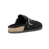 Zueco casual de mujer color negro, confeccionado en material tipo gamuza con interior forrado en corderito sintético. Presenta una hebilla metálica ajustable en el empeine y una suela con detalle de corcho y base antideslizante.