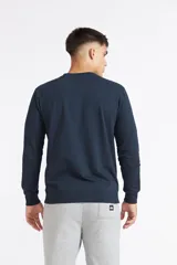Buzo polar Quiksilver modelo Basic Crew para hombre, en color azul marino, de manga larga con cuello redondo y puños y cintura elásticos ribeteados, con pequeño logo bordado en el pecho.