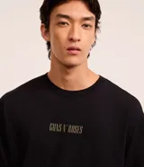 Remera boxy de algodón negro con cuello redondo, manga corta y estampa frontal con el texto "Guns N' Roses".