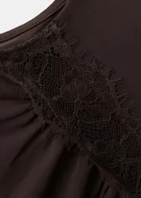 Musculosa marrón de cuello redondo y corte ajustado, con detalles de encaje transparente en el hombro derecho y en el lateral izquierdo.