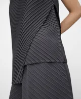 Top gris sin mangas, de corte asimétrico y diseño plisado con cuello redondo.