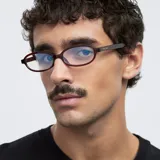 Lentes con protección contra luz azul y UV400, con montura de diseño geométrico en color bordó traslúcido y lentes transparentes.