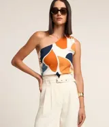 Bermuda de sastrería color crudo, de corte recto y cintura alta, con trabillas, cinturón y cierre por cremallera.