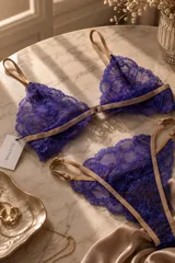 Conjunto de lencería de encaje violeta con tiras elásticas en tono tostado, compuesto por un soutiene bralette y bombacha a juego.