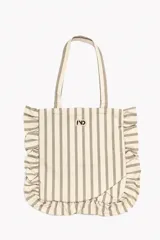 Bolso tipo tote bag de tela con diseño de rayas verticales en tonos beige y gris, decorado con volados en los laterales y la base. Incluye dos asas largas para llevar al hombro y una etiqueta con logo en el frente.