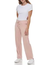 Pantalón de velour color rosa pálido, de corte ancho y cintura con cordón ajustable.