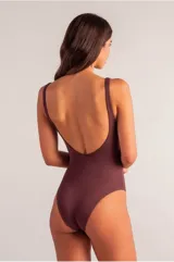 Bañador enterizo color marrón chocolate con textura acanalada, escote redondeado y tirantes con hebillas circulares a tono.