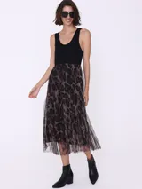 Vestido midi con musculosa negra en la parte superior y falda de tul plisado con estampado animal print.