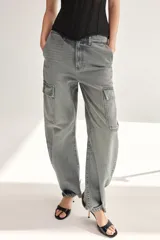 Jeans cargo de tiro medio y corte holgado en color gris con efecto deslavado. Cuenta con bolsillos laterales con solapa y cierre frontal de cremallera y botón metálico.
