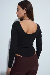Body de manga larga en color blanco, confeccionado en tejido acanalado con ajuste al cuerpo y escote redondo.
