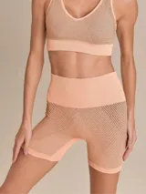 Short de entrenamiento seamless color salmón, de tiro alto con cintura ancha elastizada y diseño texturizado con líneas diagonales.